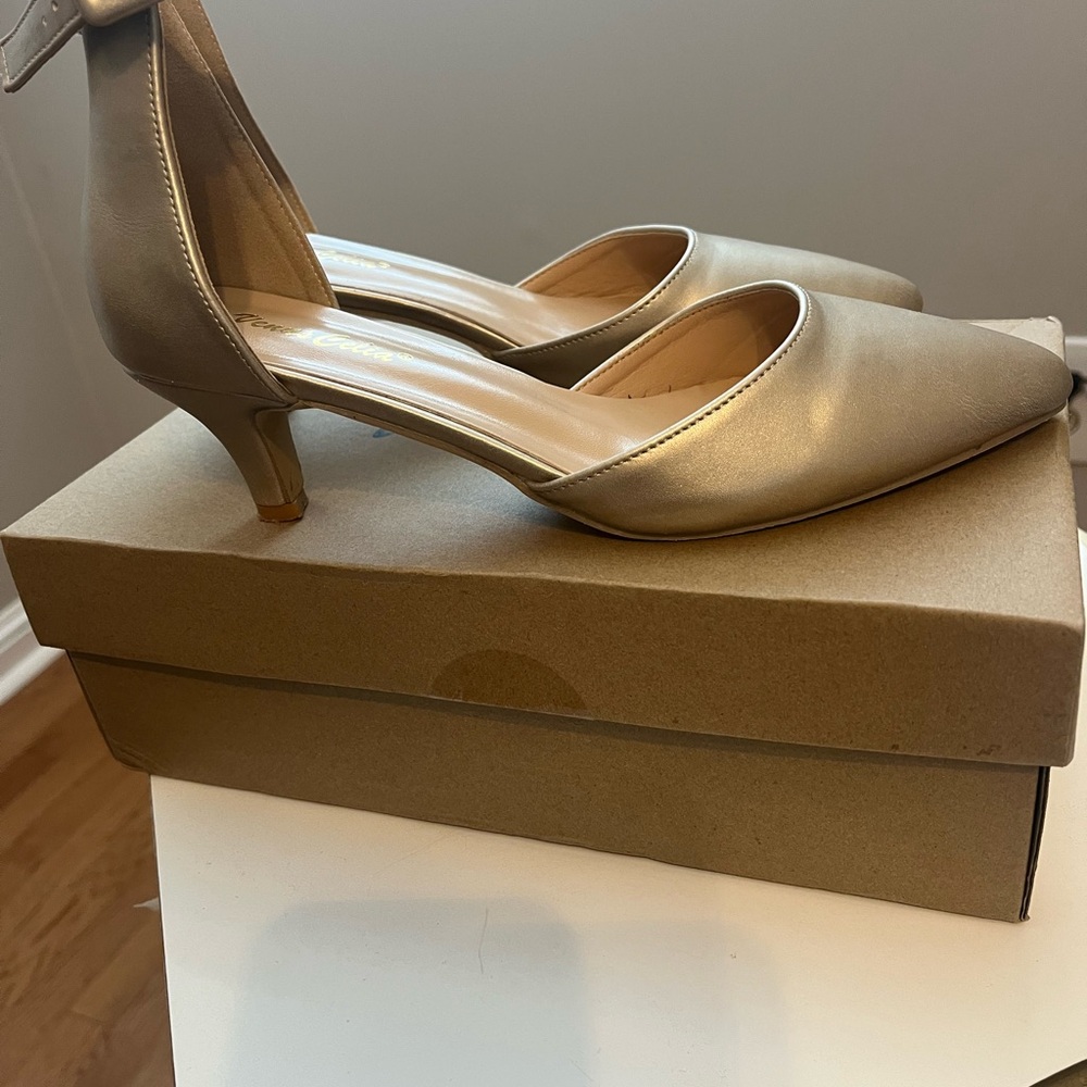 Elegant Gold Pointed Toe Heels